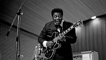 BB King plays the guitar on stage