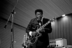 BB King plays guitar