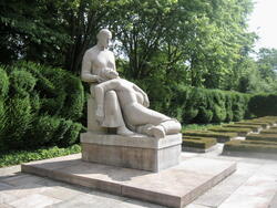 An image of a monument in the Mindelund Memorial Cemetery for Resisters to the Nazi Regime.